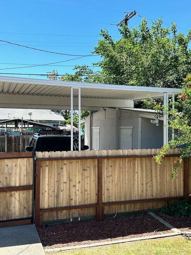 Building Photo - Charming home for rent in Hanford