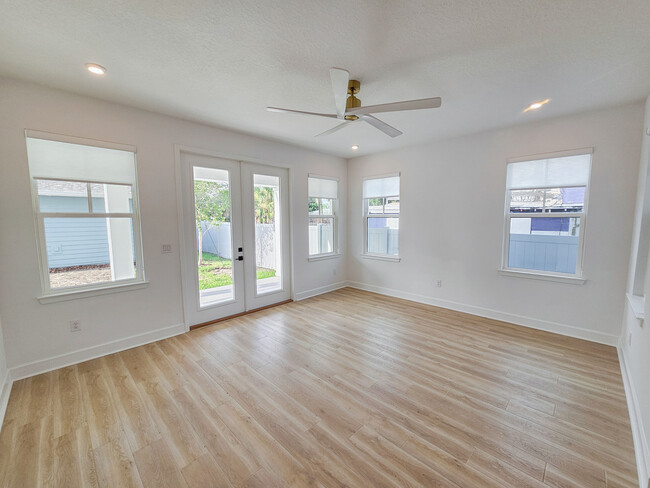 Building Photo - 408 E Oak Ave