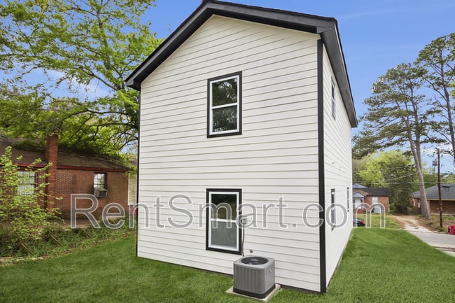 Building Photo - 114 Emily St