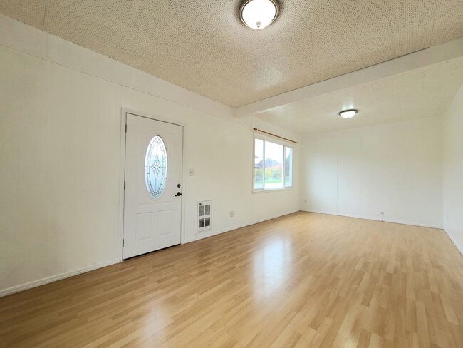 Building Photo - Charming 3 Bed/1.5 Bathroom in North Evere...