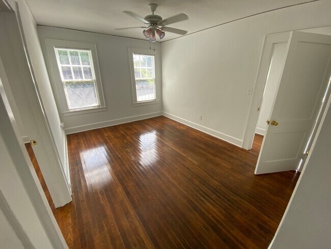 Building Photo - 702 Maupas Ave