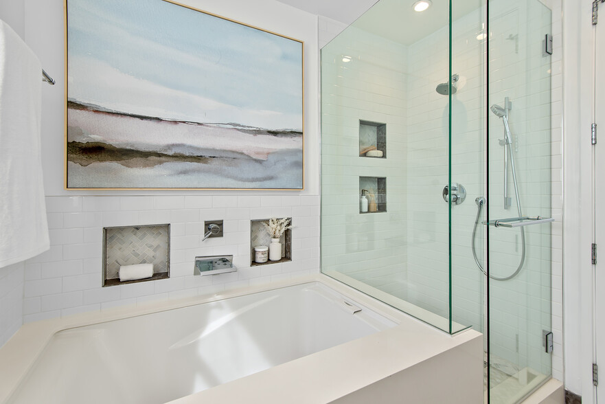 Primary Suite Bath - 846 Warren Ave