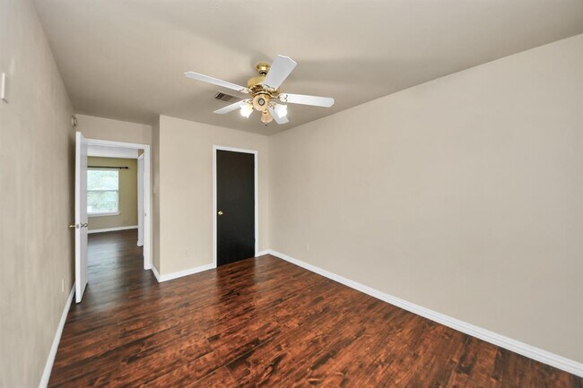 Building Photo - 7611 Legacy Pines Dr