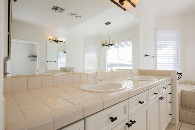 Building Photo - Luxury Home located in Henderson