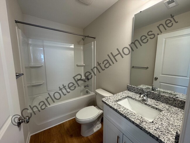 Building Photo - New 3 bed 2.5 bath home in Hickory!