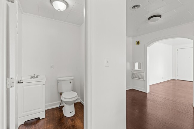 Building Photo - Beautifully Renovated 4 Bedroom 2 Bath Hom...