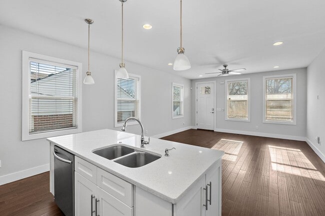 Building Photo - Available Now! 4 Bed, 3.5 Bath, Convenient Charlotte Park location!