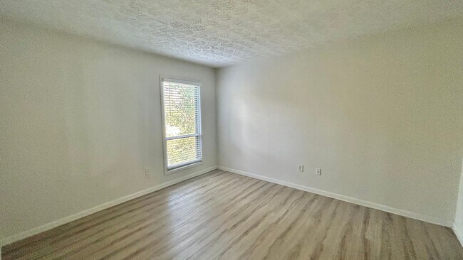 Building Photo - North Atlanta 1 Bed-1 Bath Condo, LVP Hard...