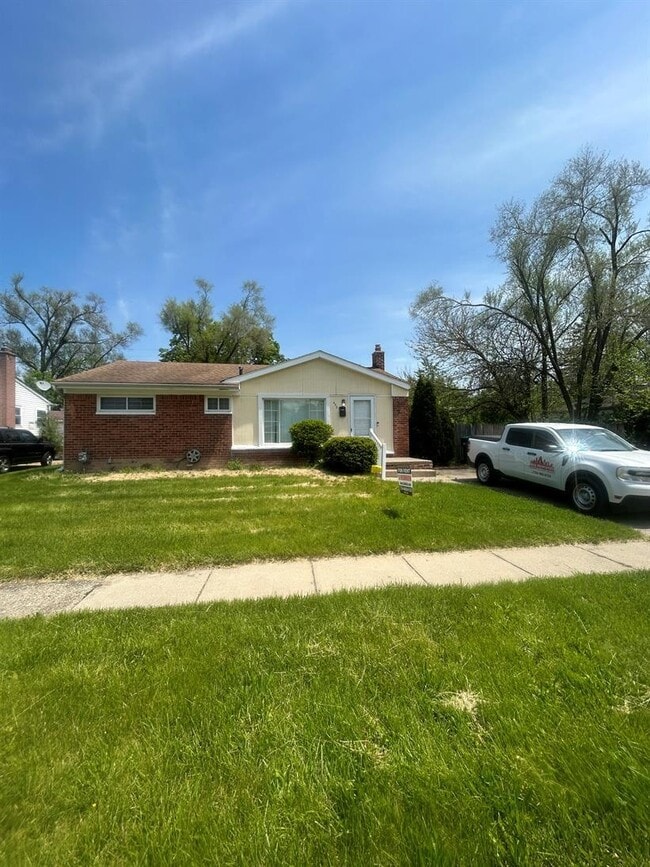 Building Photo - 633 Nash Ave