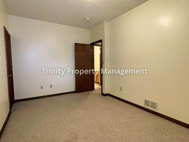 Building Photo - 1419 W Pike St