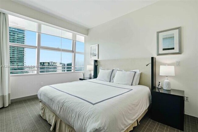 Building Photo - 1395 Brickell Ave