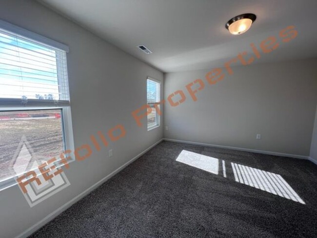 Building Photo - Beautiful 5 Bedroom 3 Bath 2-Car Garage Ho...