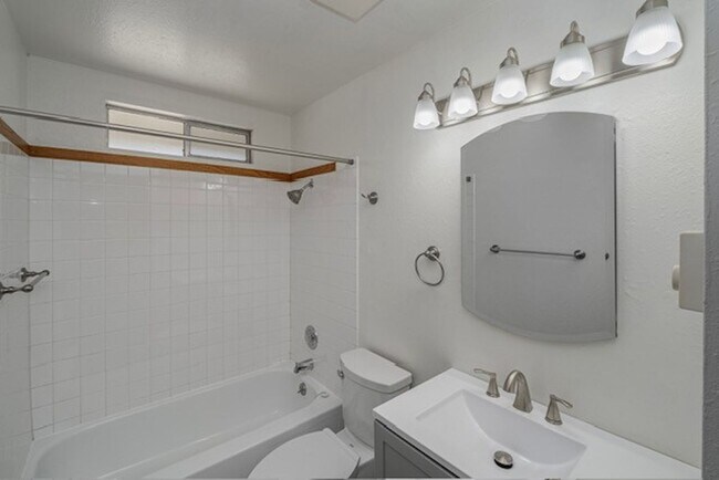 Building Photo - 1037/1039 Eastmont Ave. Duplex