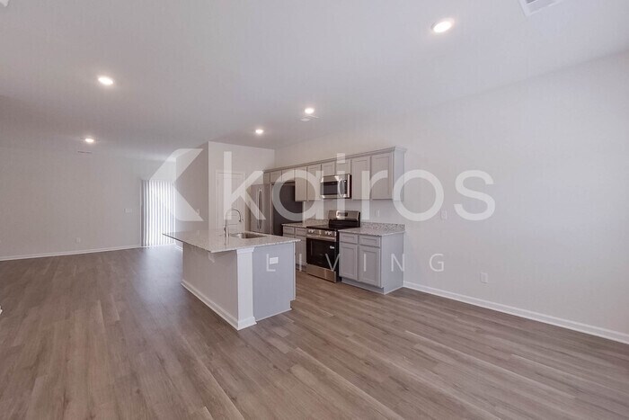 Building Photo - 2553 Banyan Cir