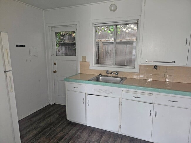 Building Photo - 1150 E San Joaquin Ave