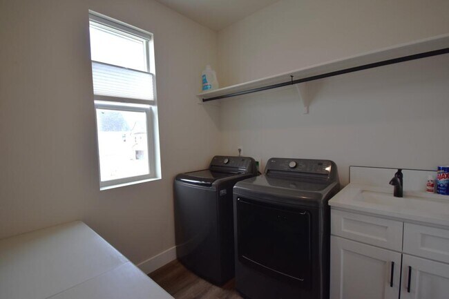 Building Photo - 205 S Ripplerock Ln