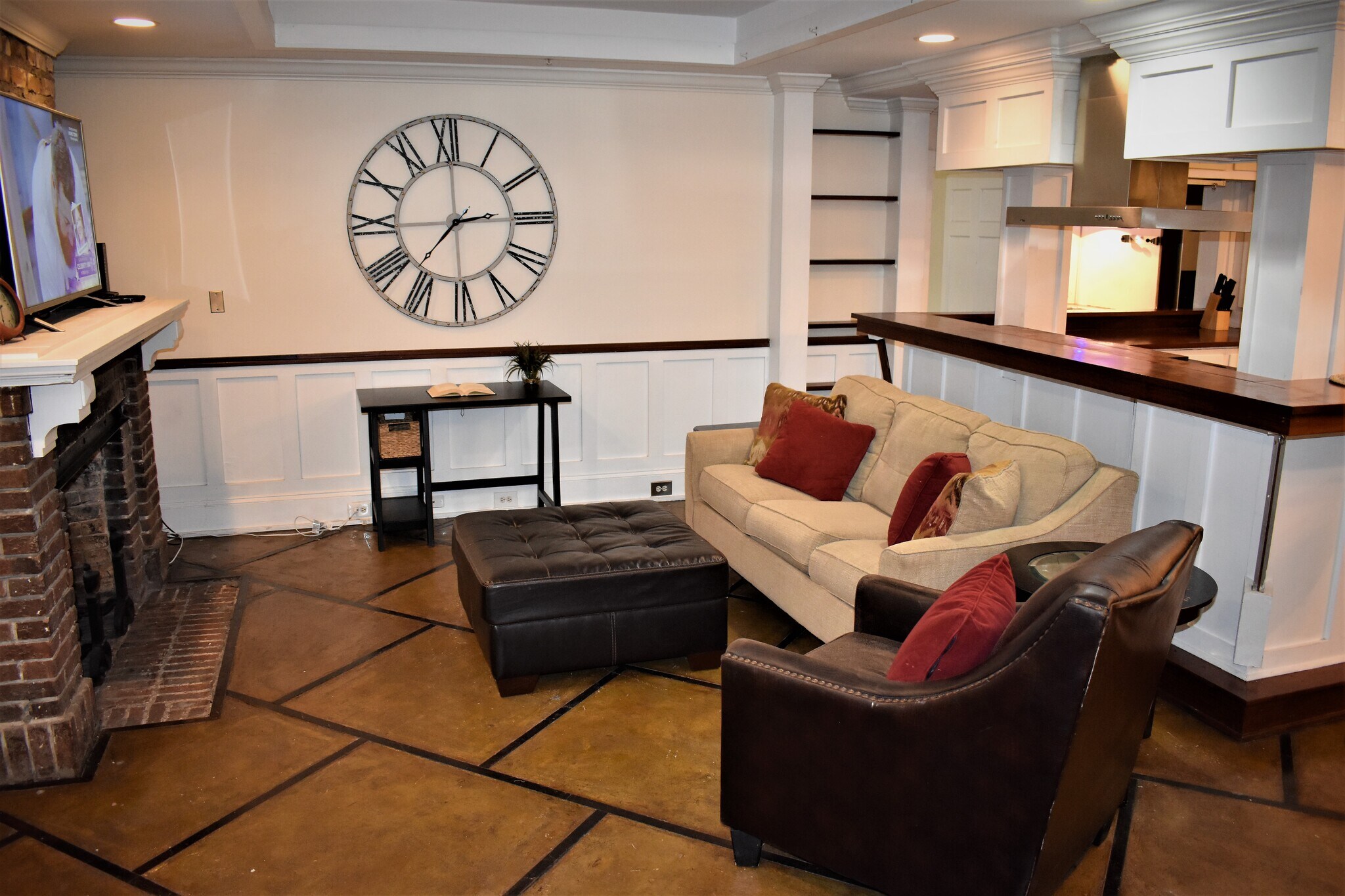 another view of living room - 101 W Oglethorpe Ave