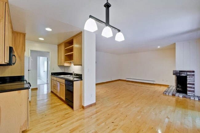 Building Photo - Very Spacious 2BR 2BA Condo in the Heart o...