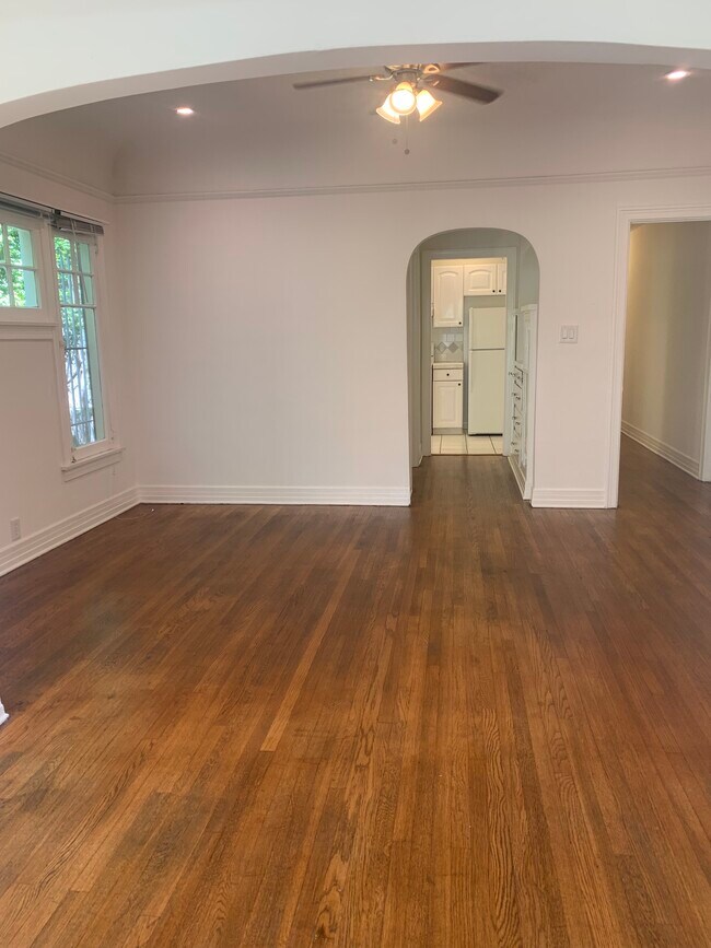 Building Photo - 1010 Havenhurst Dr