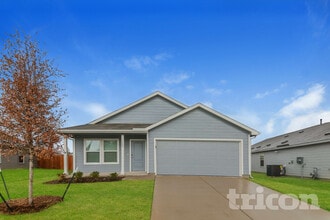 Building Photo - 1604 Parlier St