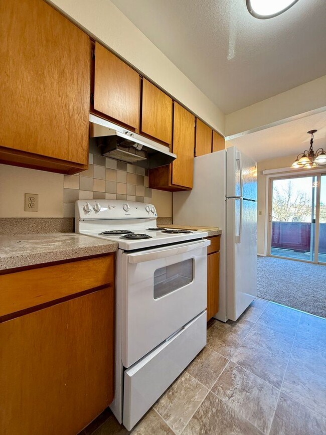 Building Photo - Vintage Upstairs 2 Bedroom With Patio In Hollywood District ~ Near It All! Off Street Parking~ Pe...