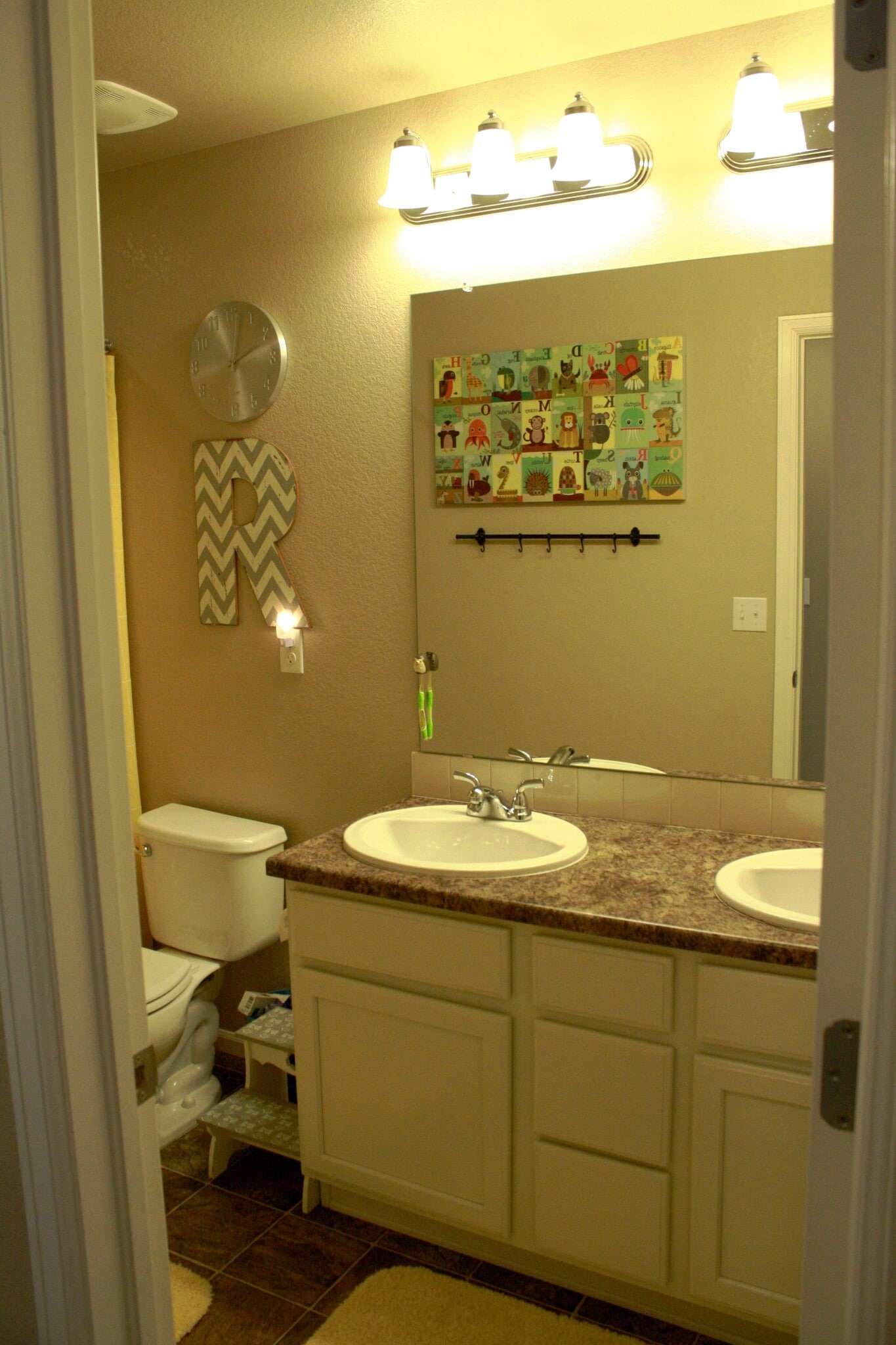 Upstairs shared bath, double sinks, bath/shower combo. - 5132 Exploration Lane