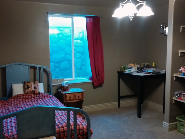 Building Photo - Spacious Alpine Home w/ Separate Basement ...