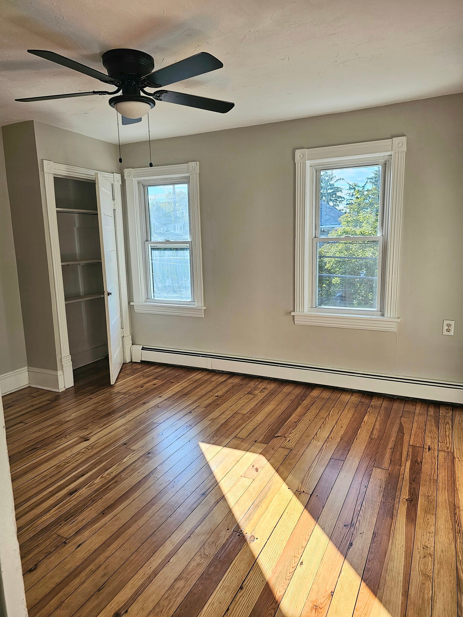 Main bedroom w/ 2 closets - 226 S Illinois Ave