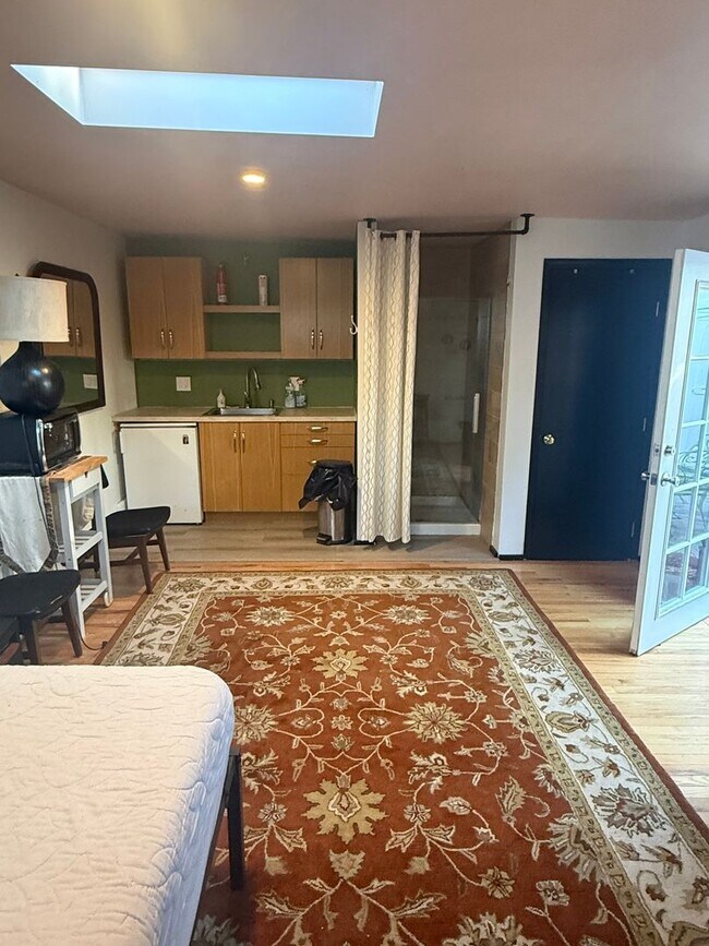 Building Photo - Better an a 3 Bedroom - 2 Bed House with a Studio