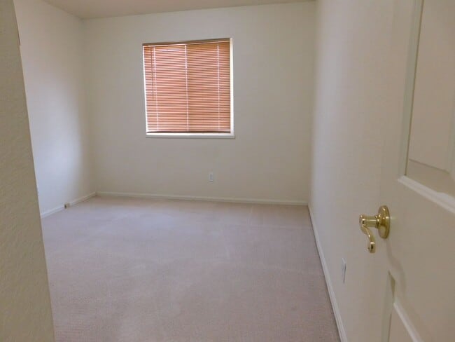 Building Photo - Spacious in Shadowbrook Sub-division