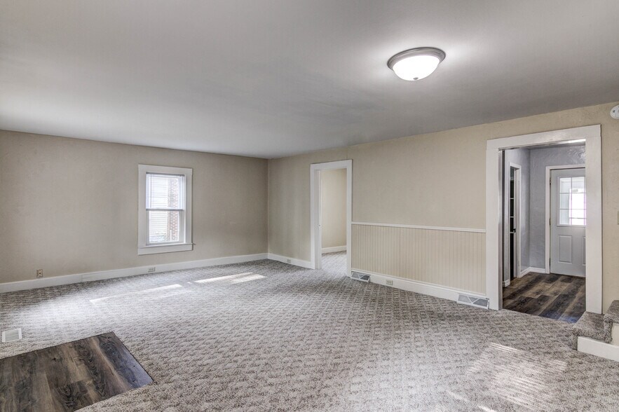 Building Photo - 616 Davis Ave