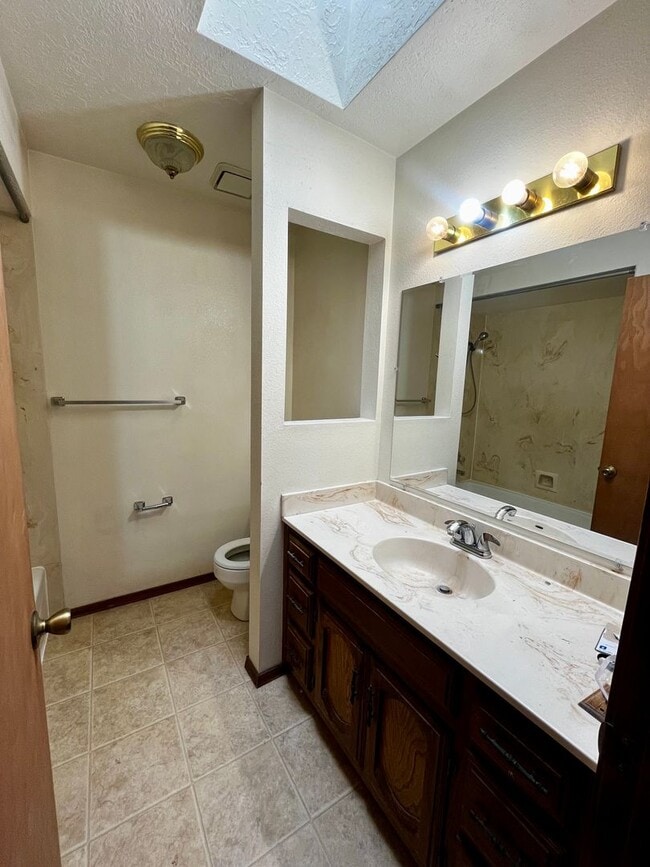 Building Photo - Cozy 3 bedroom 2 bathroom Home Located in ...