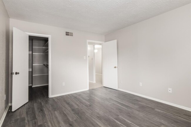 Building Photo - 10555 Turtlewood Ct