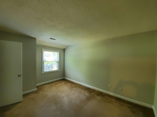 Building Photo - 3 Bedroom Home off WT Harris - in convenie...