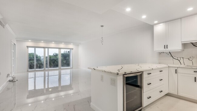 Building Photo - 3000 N Palm Aire Dr
