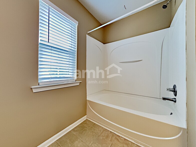 Building Photo - 362 Roseglen Dr
