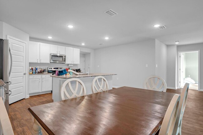 Building Photo - Charming 4BR / 2BA rental in desirable Daphne, AL — great neighborhood, move-in ready.