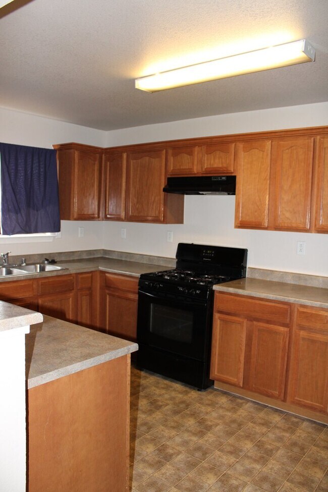 Building Photo - STUNNING MOUNTAIN VIEWS - Move-in special call the office for details