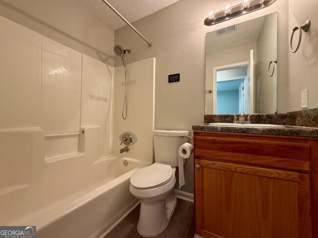 Building Photo - 285 Lakeshore Dr