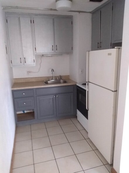 Building Photo - 406 E Poos Dr