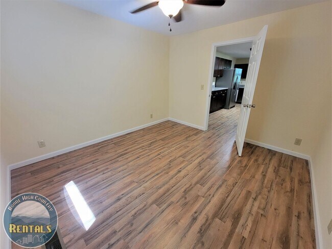 Building Photo - 733 Forest Hills Dr
