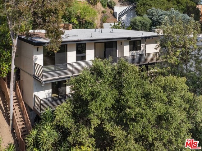 Building Photo - 3147 Hollyridge Dr