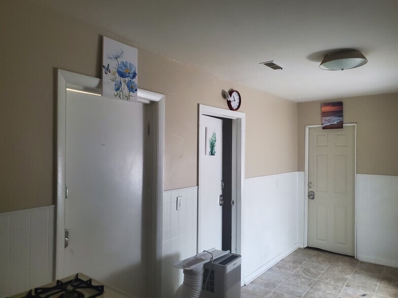 Building Photo - 528 W 4th St