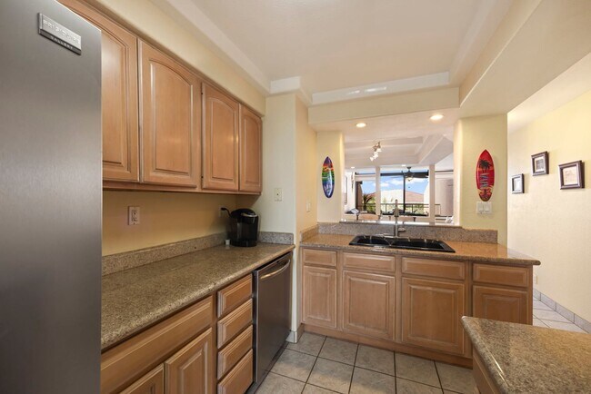 Building Photo - Stunning views, space and comfort.