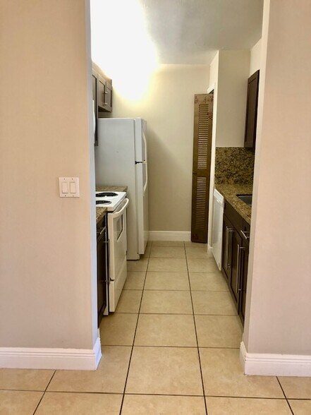 Building Photo - 150 Santa Clara Dr