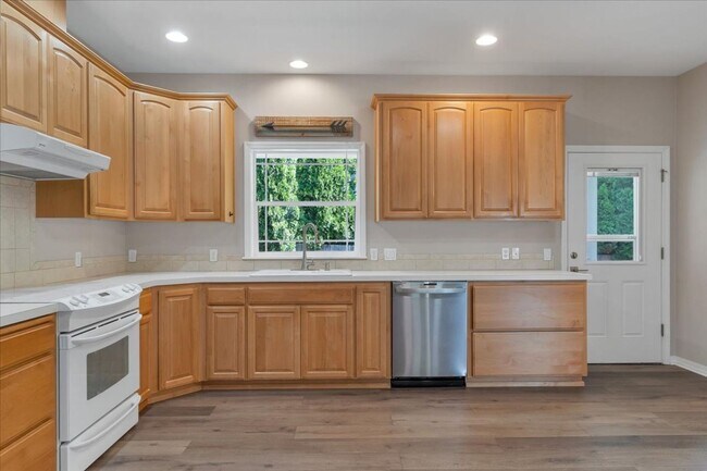 Building Photo - Contemporary West Salem Home