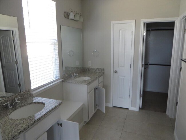 Building Photo - 301 La Escalera Dr