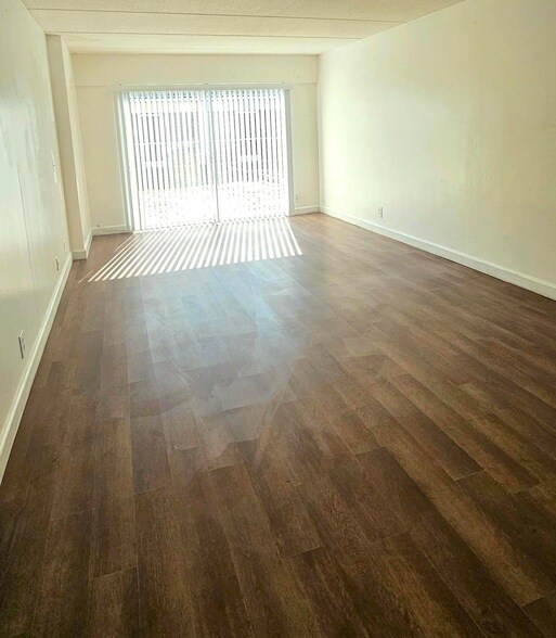 Building Photo - 1501 Crescent Cir