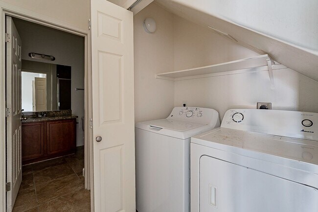 Building Photo - Large 3 bedroom 3 bathroom townhomes