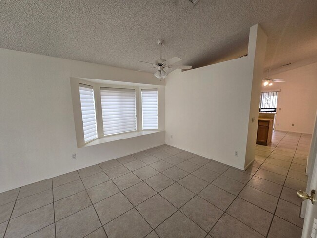 Building Photo - 1120 N Val Vista Dr